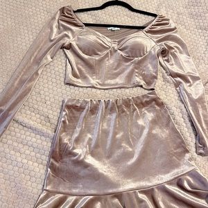 Cute set : crop shirt and a skirt